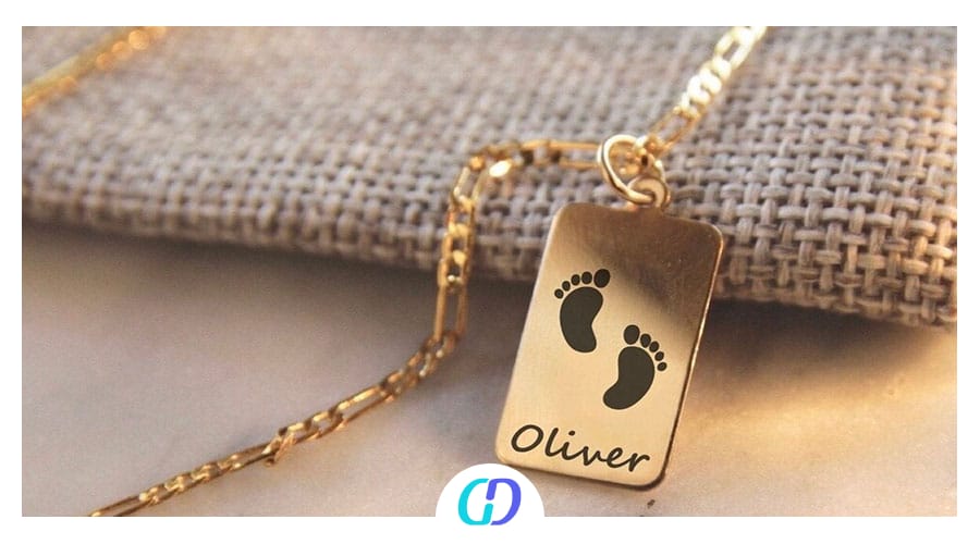 پلاک و زنجیر طلا با طرح ردپا برای نوزاد پسر